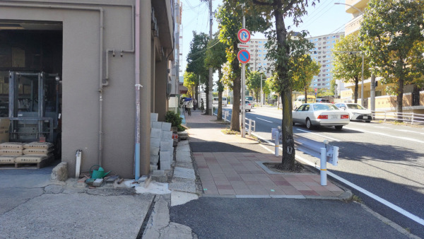 兵庫区の房王寺町周辺の写真。緩やかな勾配の舗道になっています。