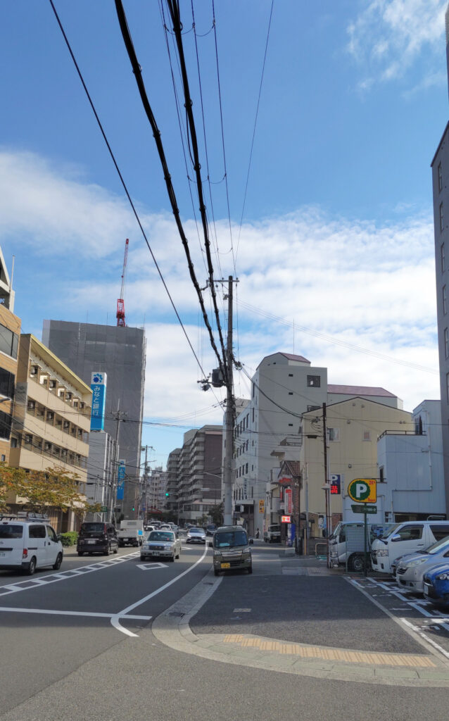 山麓線から長田線に出たところ。長田神社前の商店街が遠くに見えます。