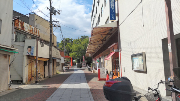 長田神社前の写真。参道の奥に鳥居が見えます。参道沿いにはパラパラとお店があります。