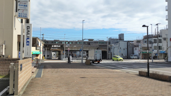 JRの鉄橋が広い歩道の奥に見えている写真です。