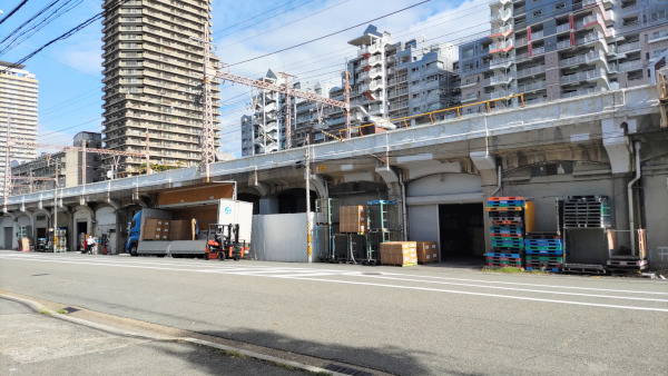 高架下にある倉庫と南側にある高層マンション群。