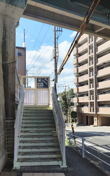 神戸電鉄長田駅への歩道橋の写真。歩道橋を少し上がったところに「神戸電鉄長田駅」と言う看板があります。