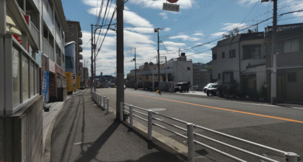 山麓線を真っ直ぐ長田方向に進んだ地点の写真。のどかな車道と歩道の風景。