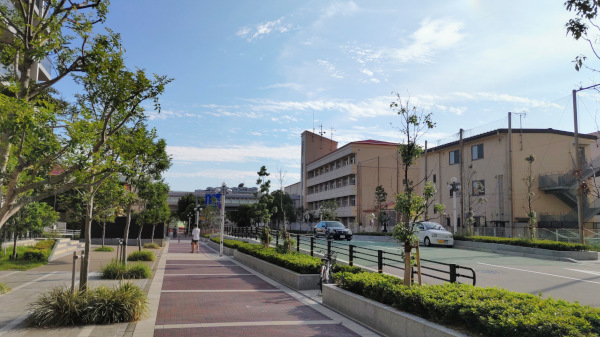 大通りから住宅地の方へ曲がったところ。少し閑静な空気感でした。きれいに区画整理されています。