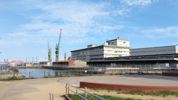 ハーバーランド公園に入ったところから撮影。画面中央遠くにういを挟んで「JR」と書いた低い建物があります。