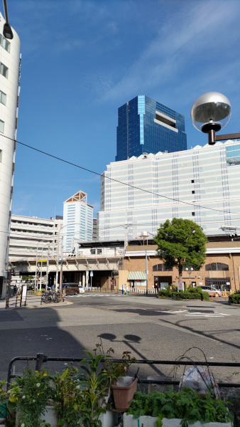 神戸駅と駅ビルの写真。左手に小さく高架が写っています。