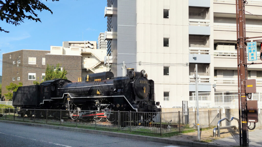 機関車の写真。
マンションの脇に展示？してありました。