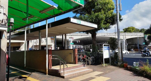 神戸市営地下鉄・湊川公園駅入り口の写真です