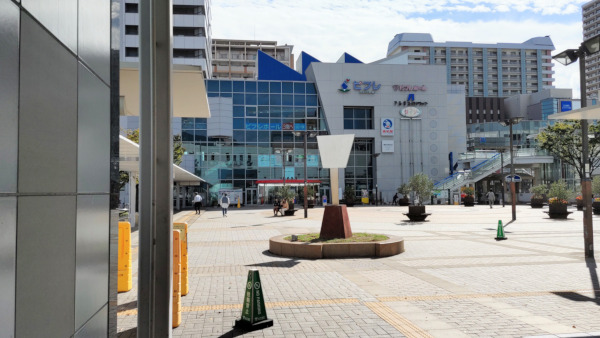 地下鉄新長田駅の構内から外を撮影した写真です。正面にモニュメントやビルが建っています