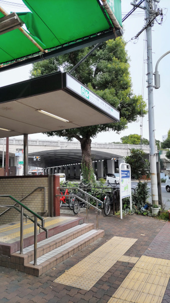 地下鉄神戸線湊川公園駅の入り口の写真です