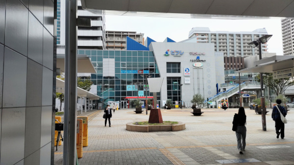 地下鉄新長田駅から外へ出るところの写真です。正面にはモニュメントやビルが見えます