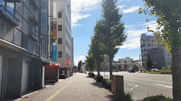 兵庫郵便局から、大開通りをさらに西へ行ったところの写真。広い幹線道路が延々と続いています。