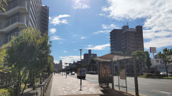 高速神戸線の大開駅を過ぎたところ。炎天下、長田までの道はまだまだ延々と続いています。幹線道路の両脇にはマンションや車のショールームなどが立ち並んでいます。