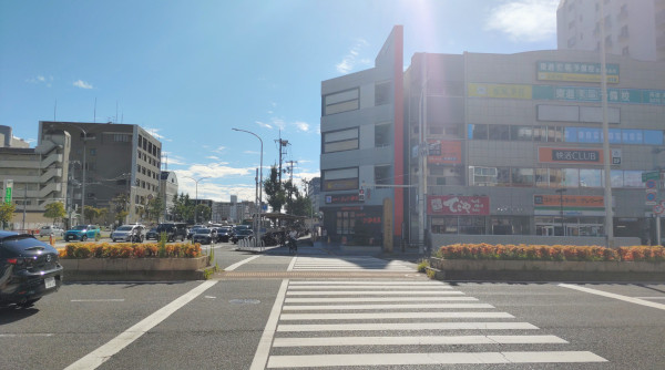 長田駅前の交差点全景。横断歩道の向こうにコメダが小さく見えています。