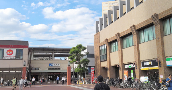 兵庫駅を南側から見たところ。左側にファミリーレストランのガスト、真ん中に駅、右側には図書館が入っているビルがあります。本記事のアイキャッチ画像です。